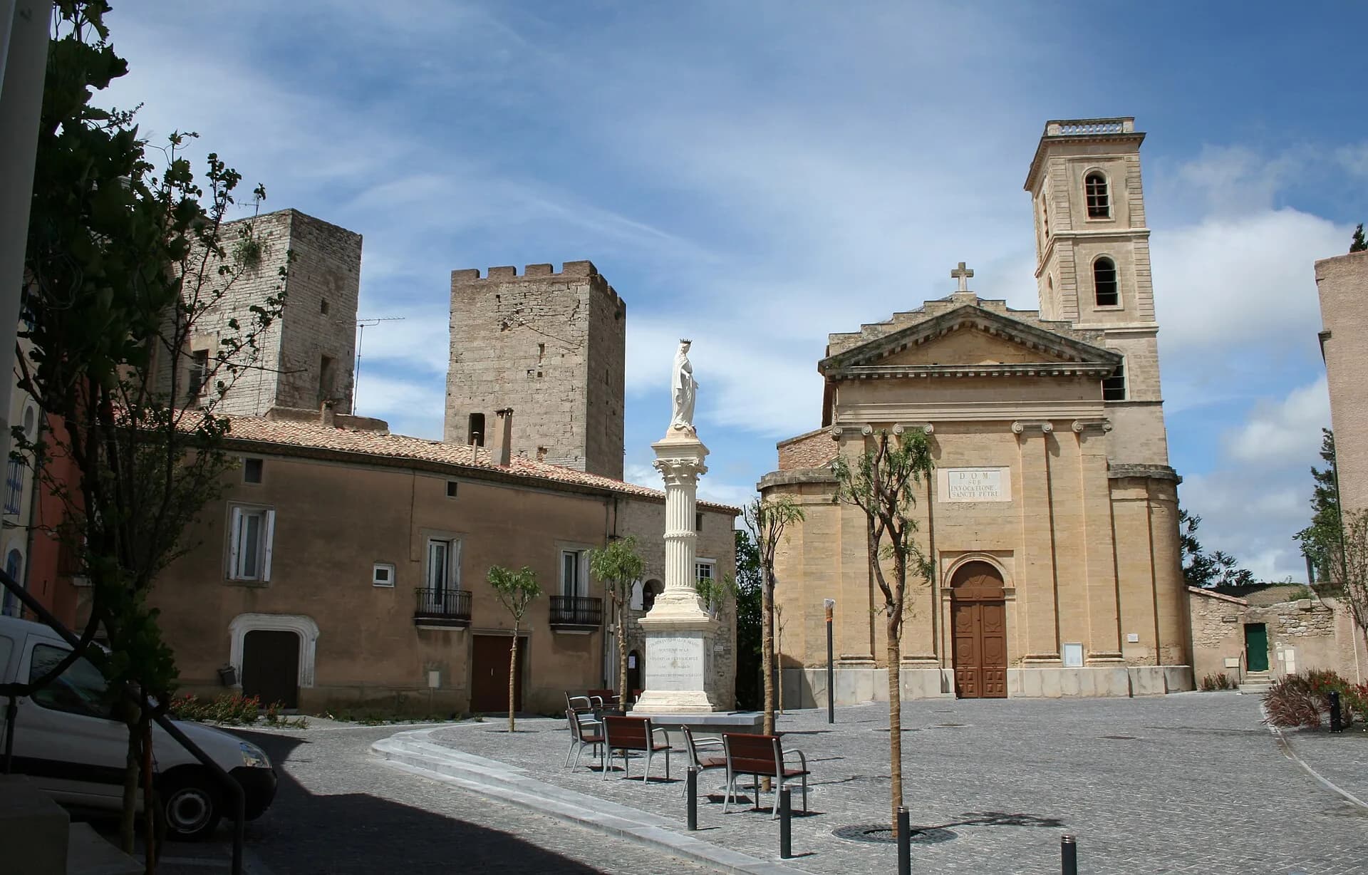 L'église Sainte-Croix et la Tour Sarrazine, sur la place de Cournonterral