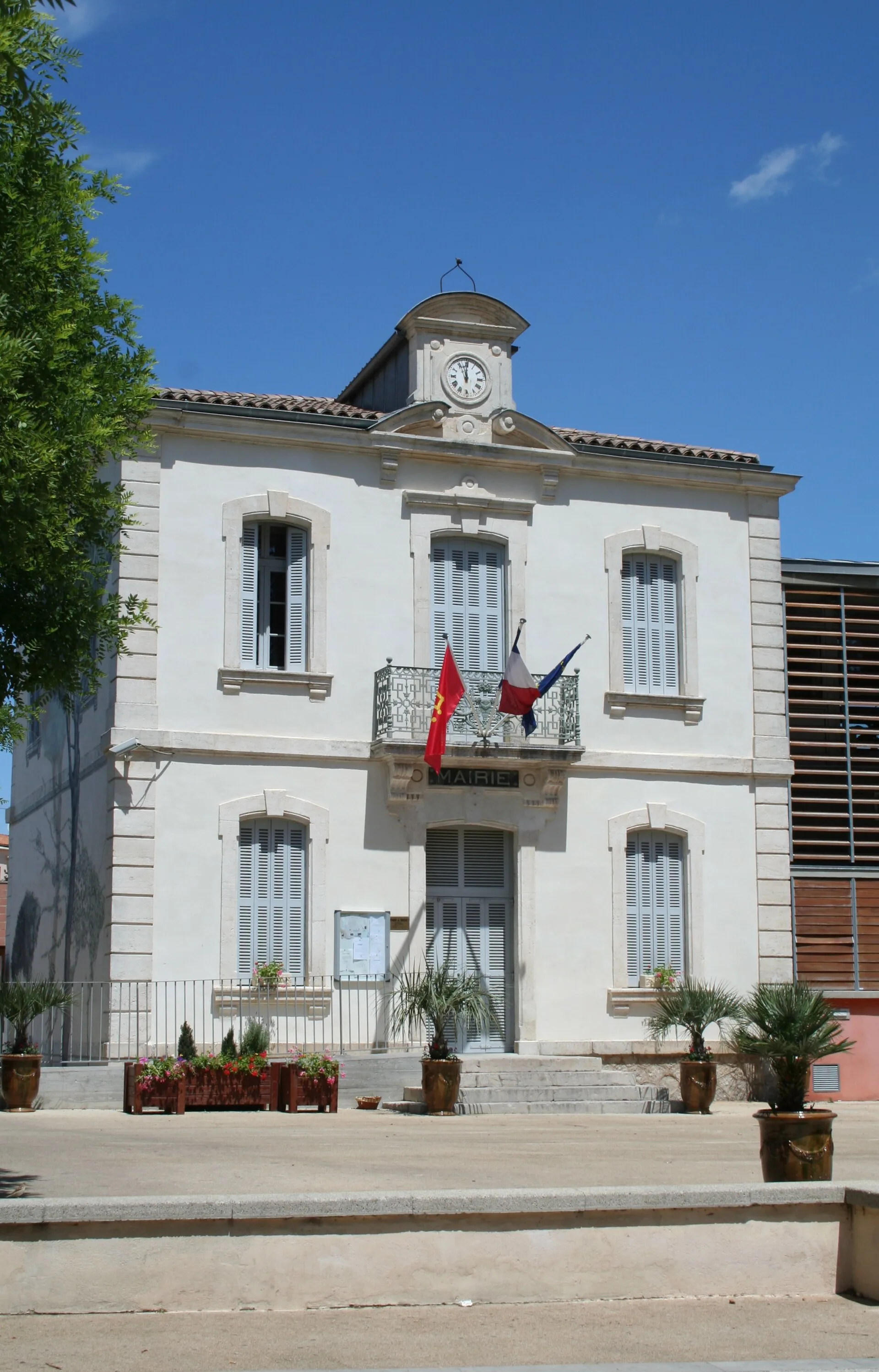 La mairie de Gigean, sa façade claire et son horloge sous le fronton