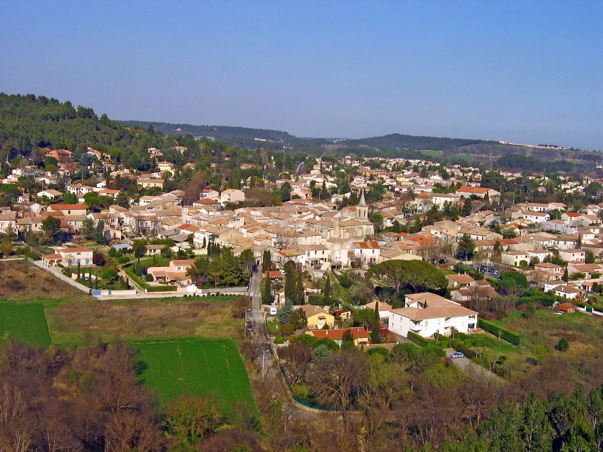 Le village de Grabels vu de la colline, toits et pinèdes
