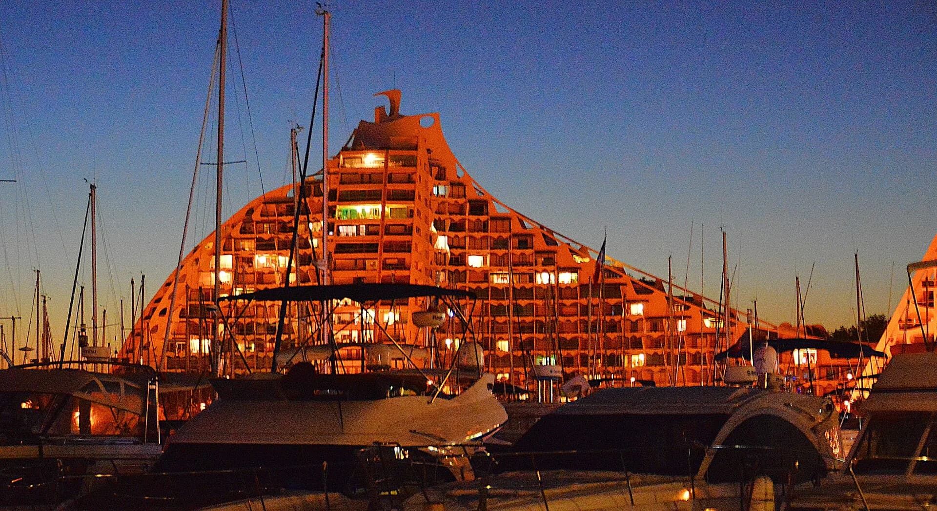 La pyramide de La Grande-Motte illuminée au crépuscule, vue du port