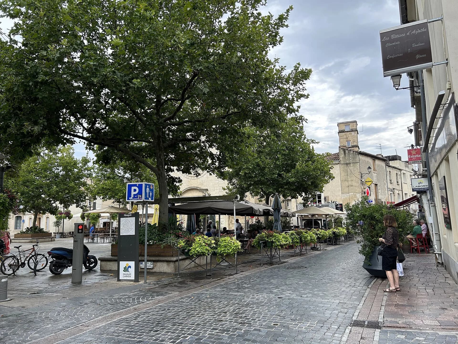 Les terrasses de café sous les platanes, place de la Libération à Mauguio