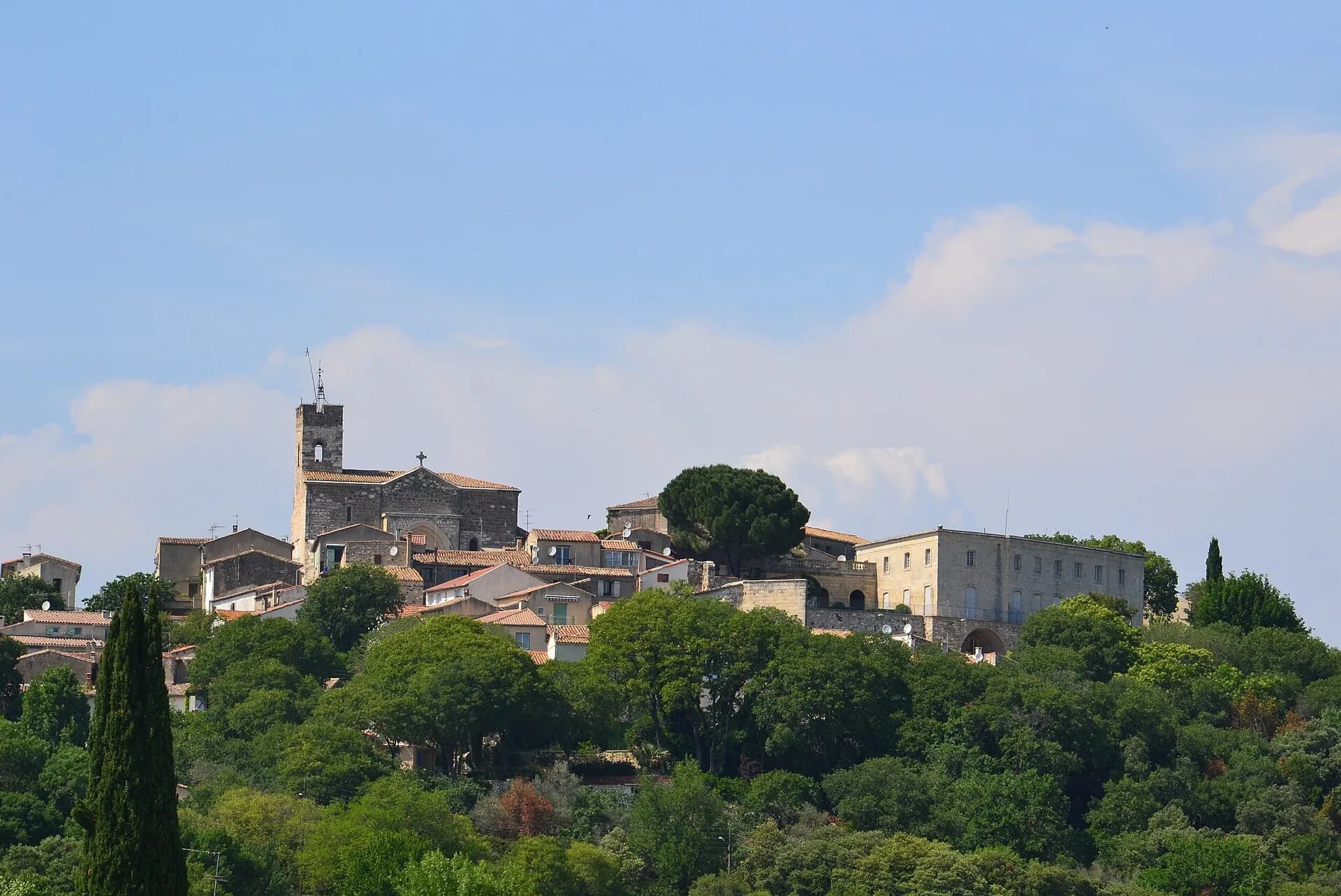Le vieux village de Montferrier-sur-Lez sur sa colline, clocher et cyprès