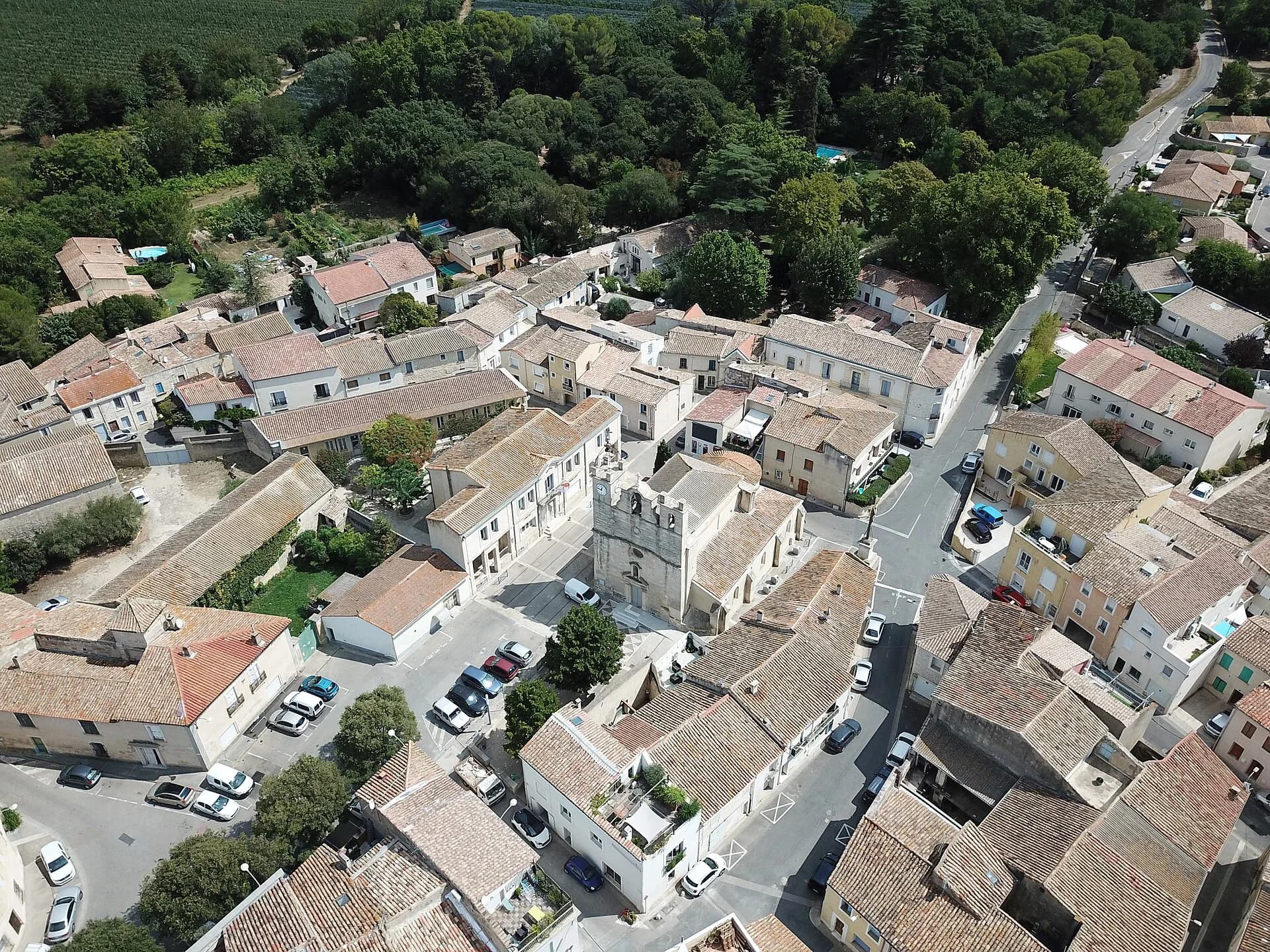 Le coeur de village de Mudaison vu du ciel, l'église et la mairie