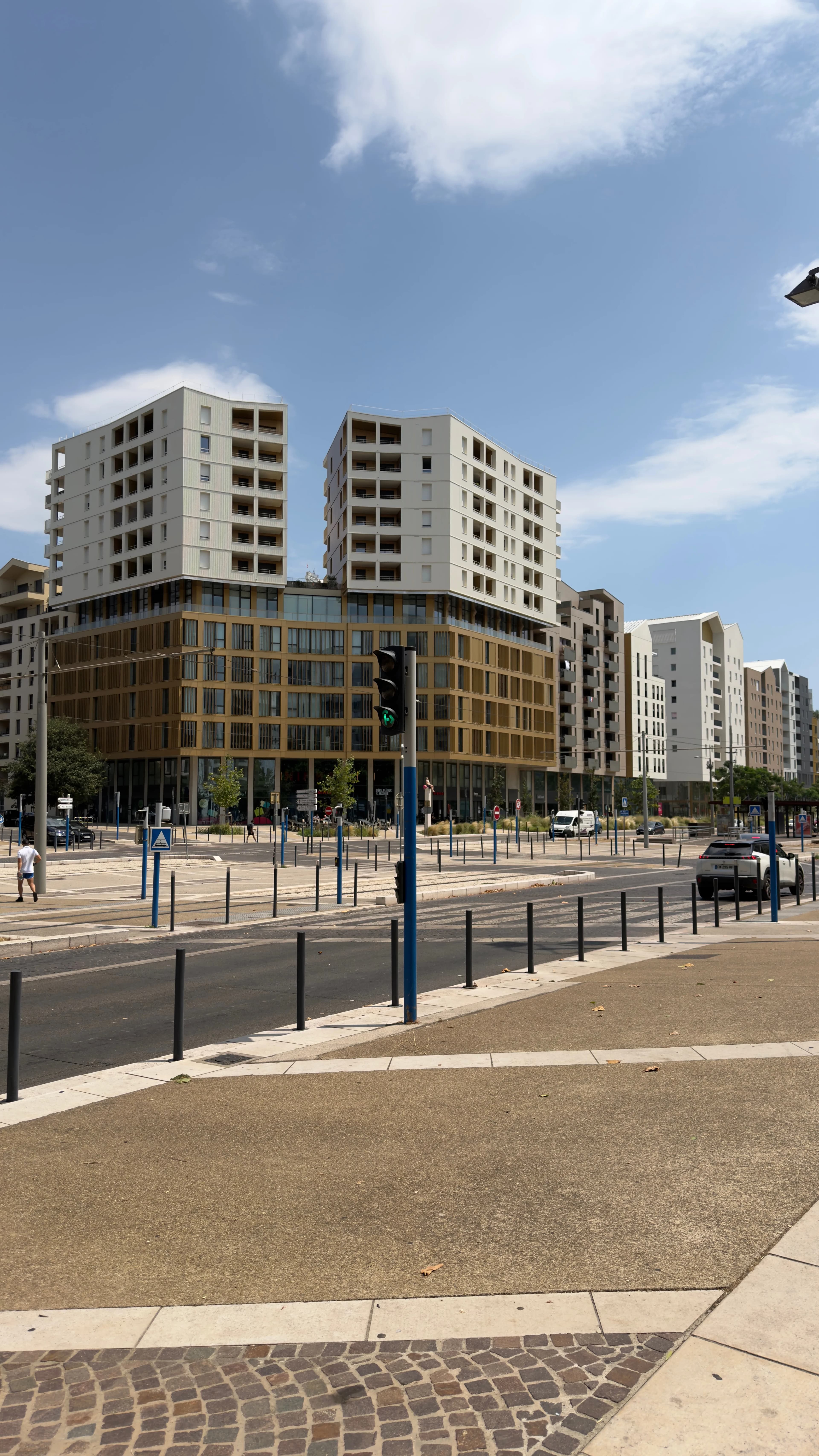 Résidences récentes et tramway à Port Marianne, Montpellier