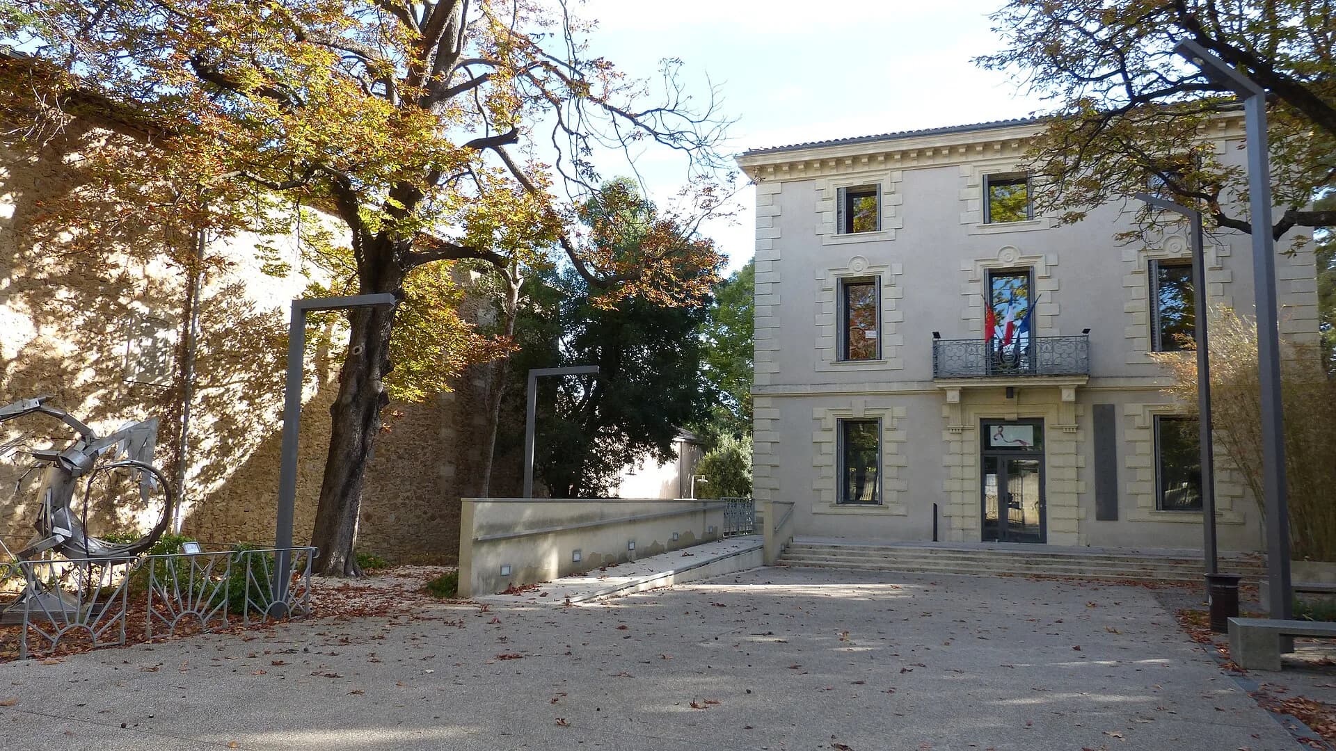 La mairie de Saint-Georges-d'Orques et son parvis planté, en automne