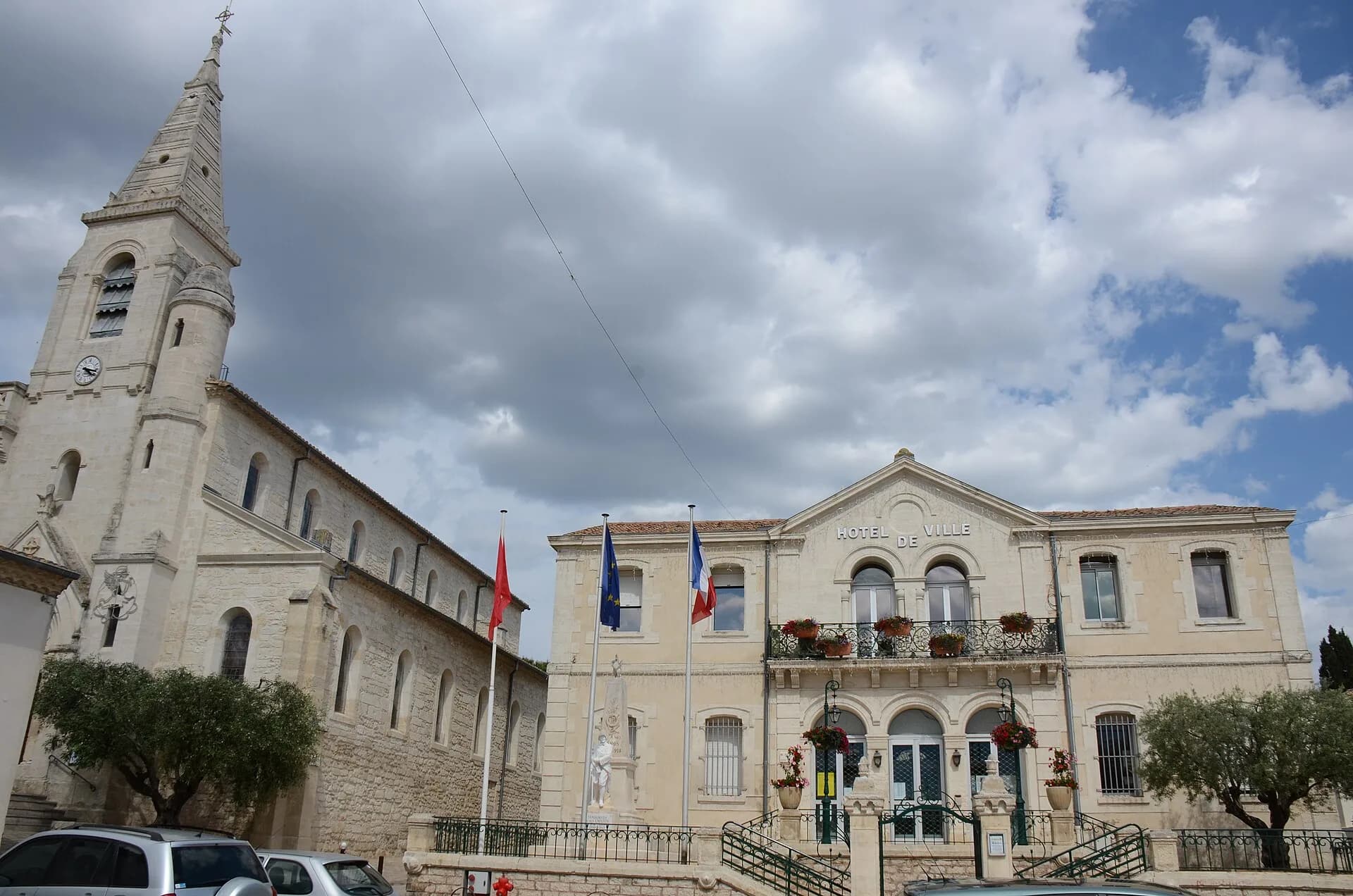 L'église et l'hôtel de ville de Vendargues, sous un ciel d'orage