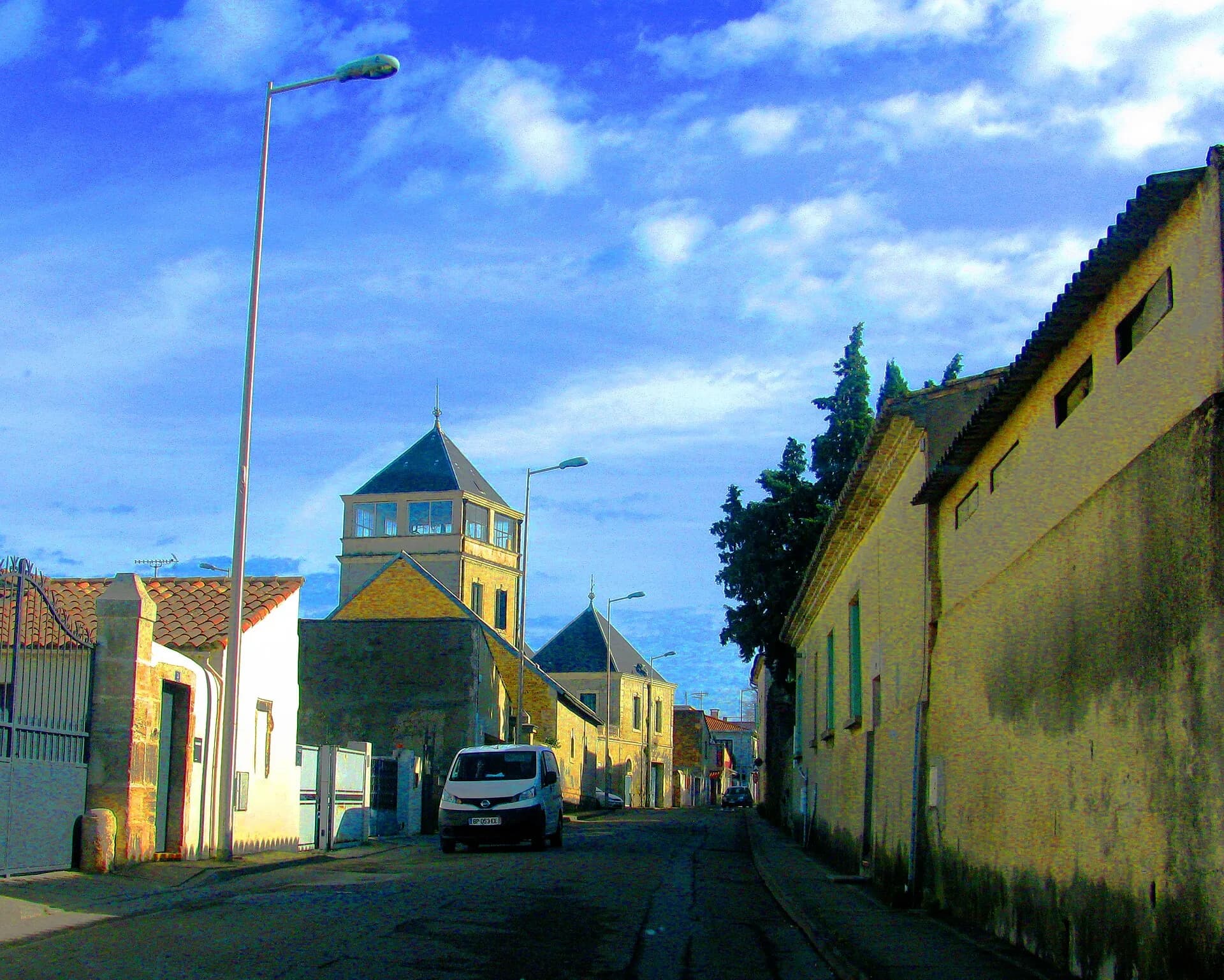 Une rue de Bouillargues et le clocher au fond