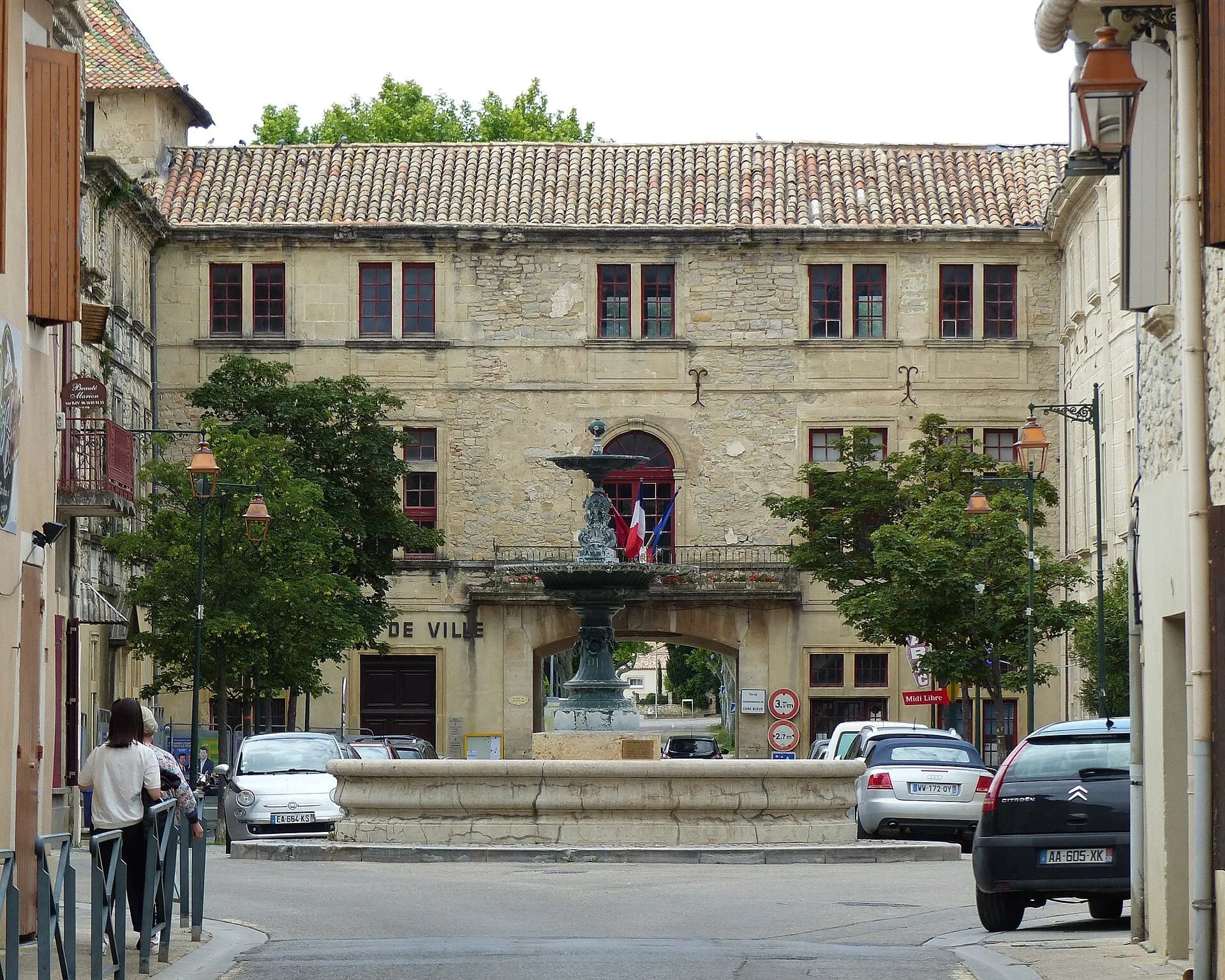 La place de la mairie à Caveirac, sa fontaine et ses platanes