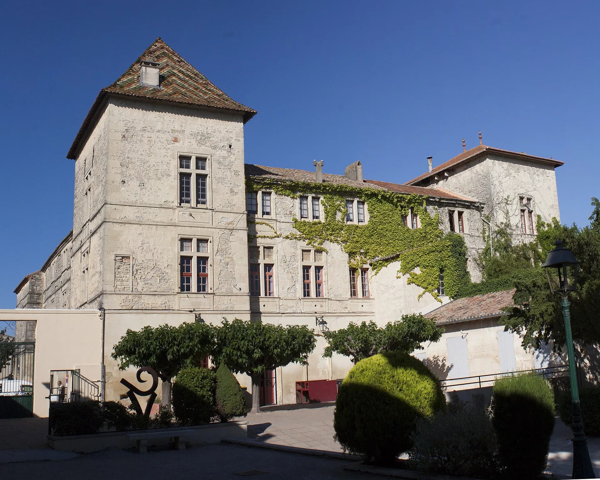 Le château de Caveirac, aujourd'hui la mairie, vu depuis le jardin