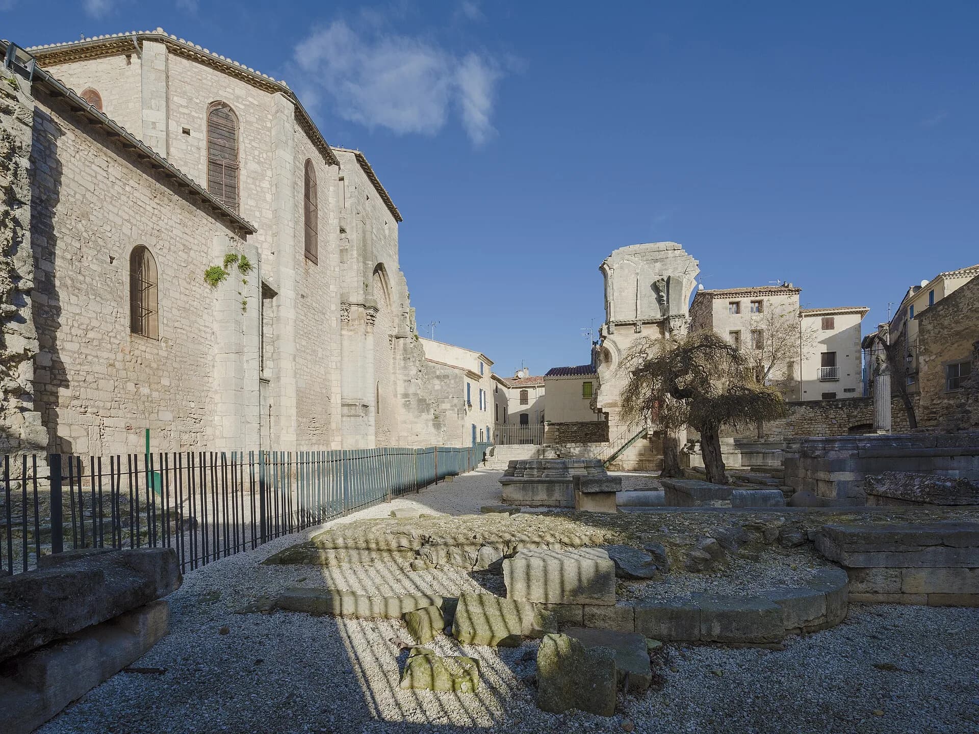 Le flanc de l'abbatiale de Saint-Gilles et les maisons du village