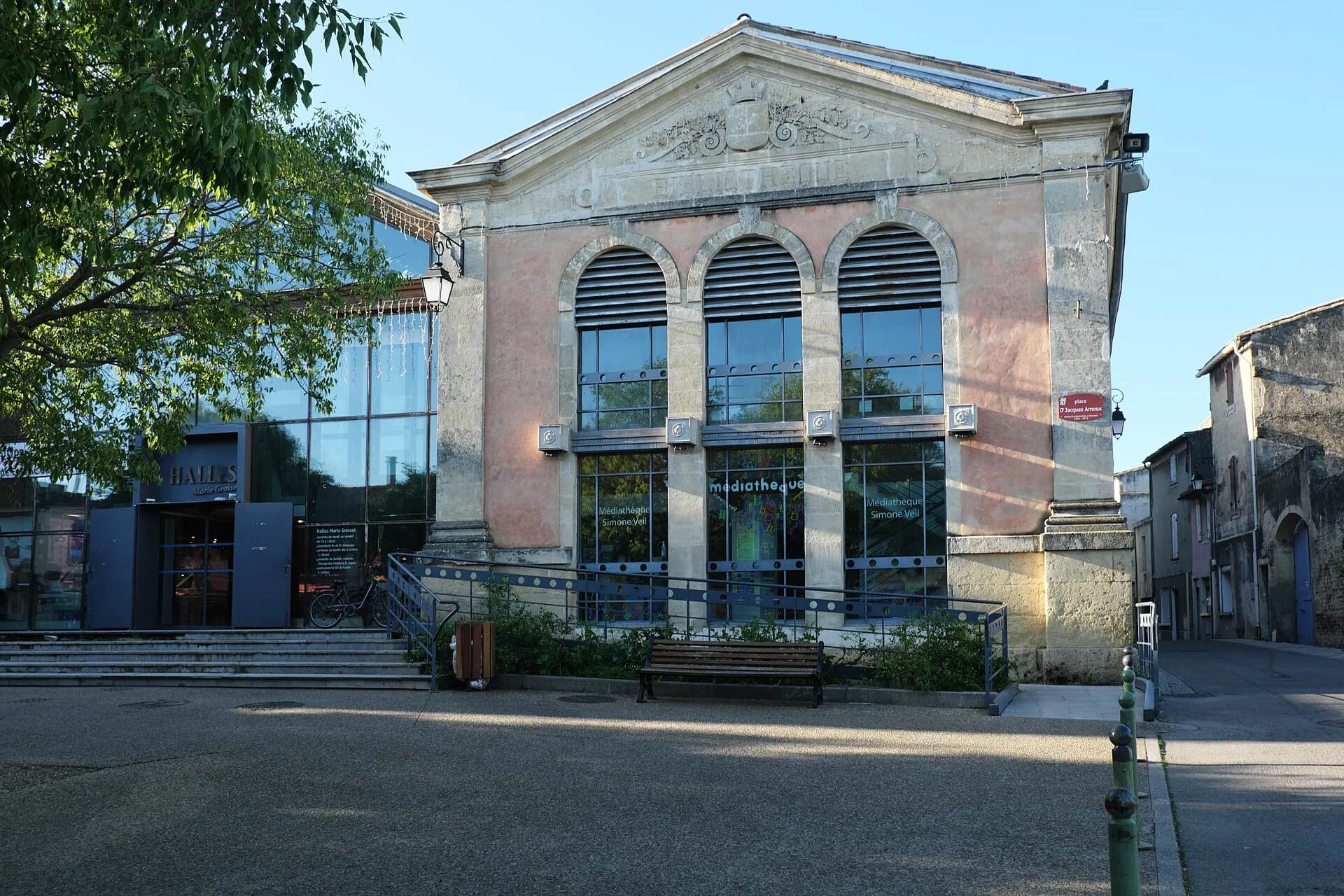 L'ancienne halle de Vauvert, devenue médiathèque, place des Halles