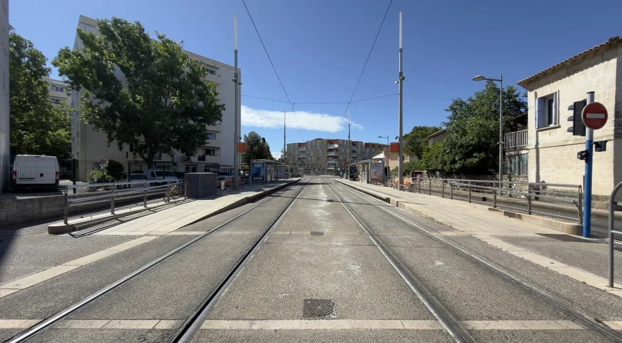 Une station de tramway bordée d’immeubles, aux Beaux-Arts à Montpellier