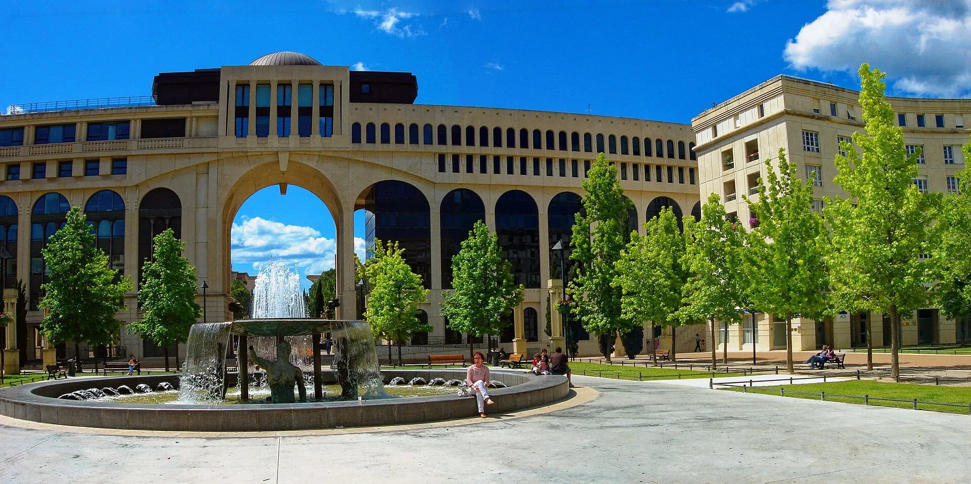 La place de Thessalie et sa fontaine, quartier Antigone à Montpellier