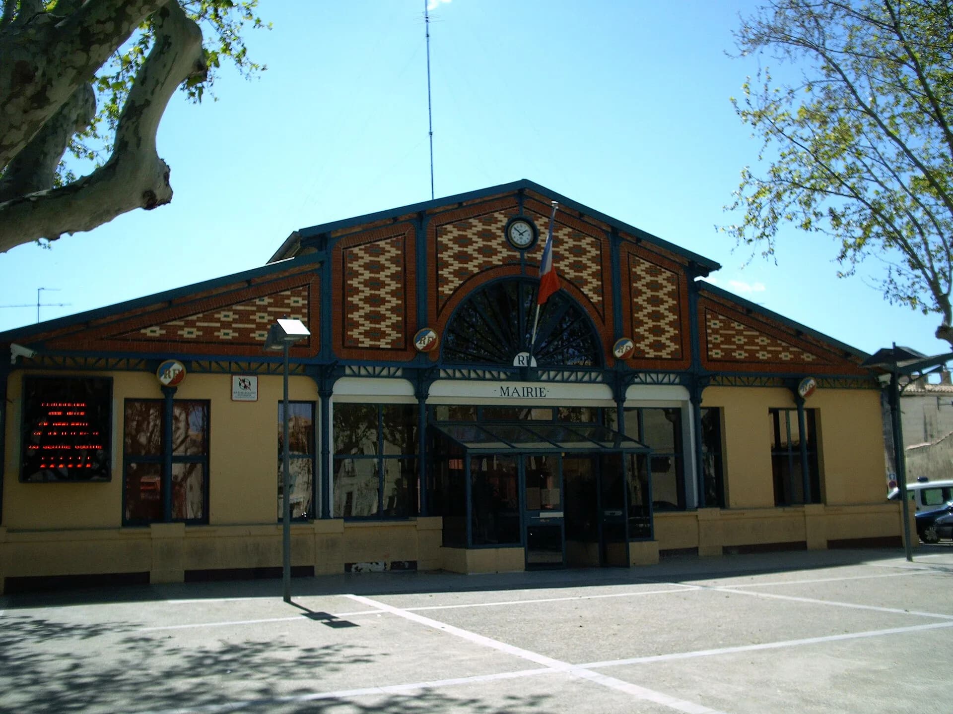 La mairie de Lansargues, ancienne halle en brique polychrome
