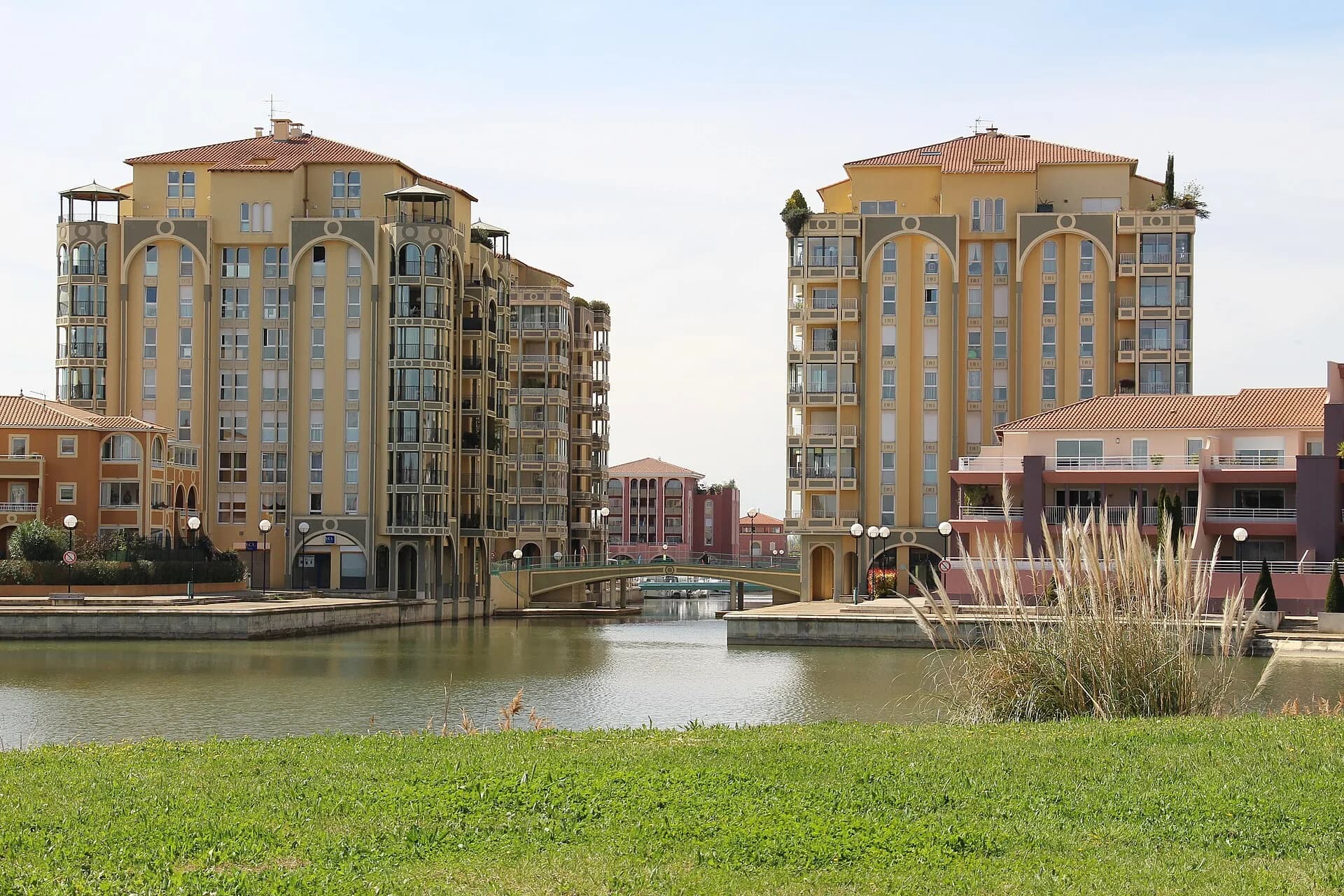 Les logements de Port Ariane, autour du bassin, à Lattes