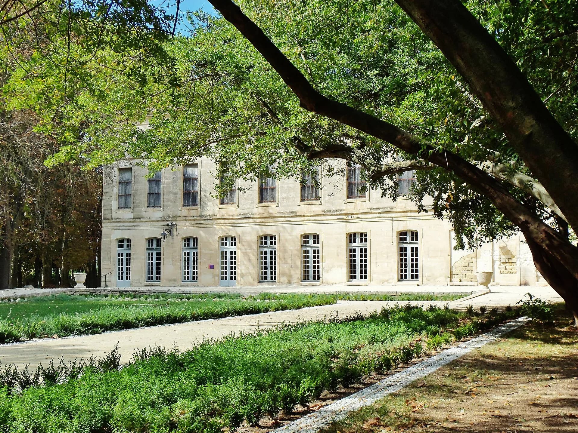 Le château de l'Engarran à Lavérune, vu du jardin