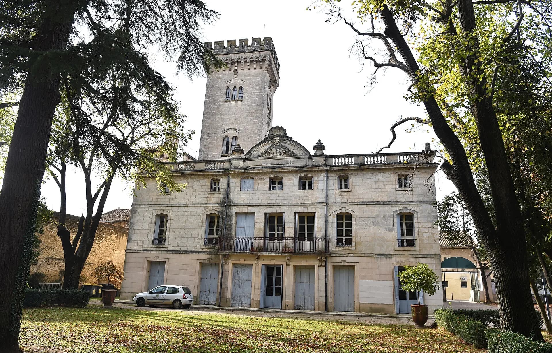 Le château de Lunel-Viel, devenu hôtel de ville, et sa tour crénelée