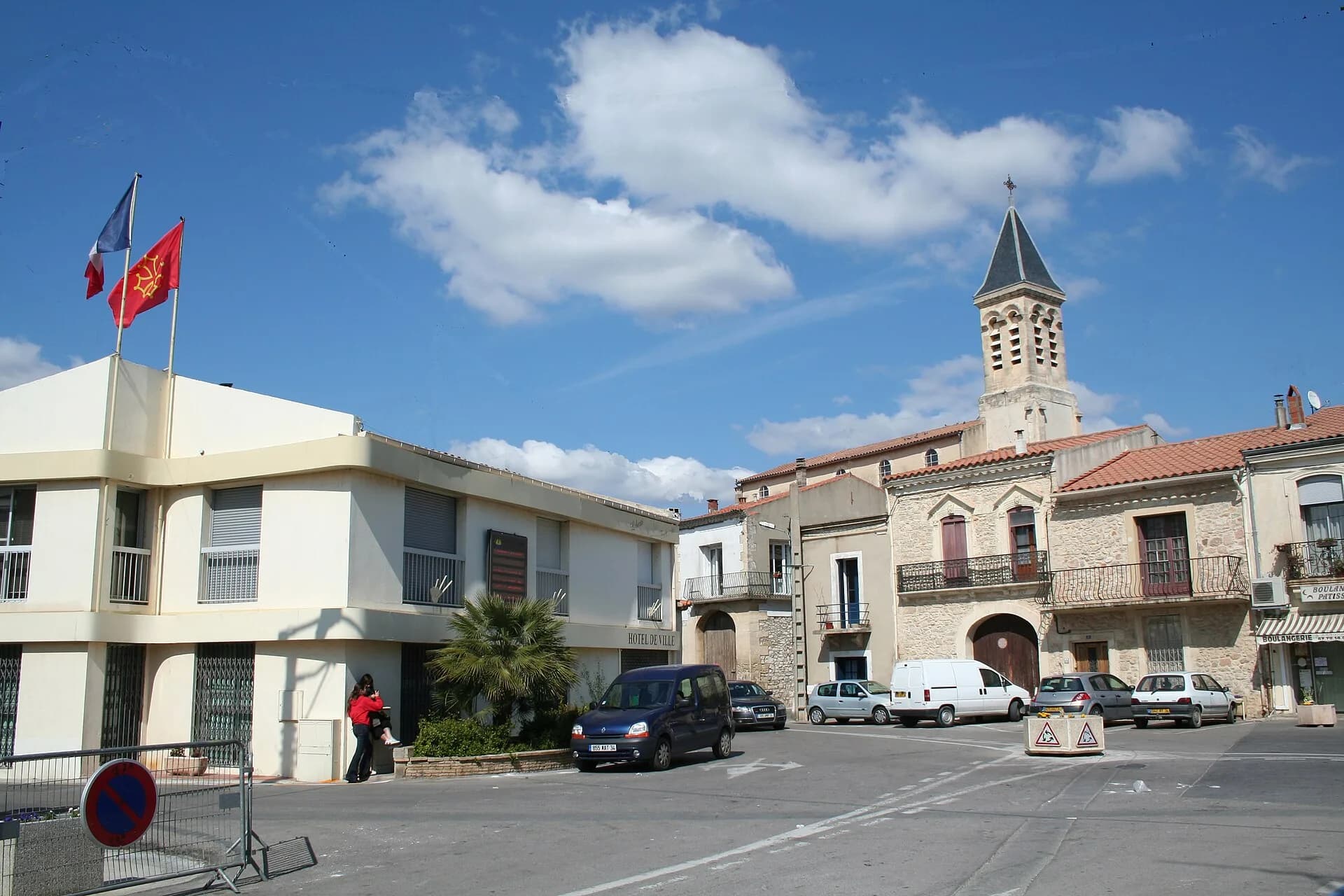 Le clocher et les maisons de pierre, place de la mairie à Mireval