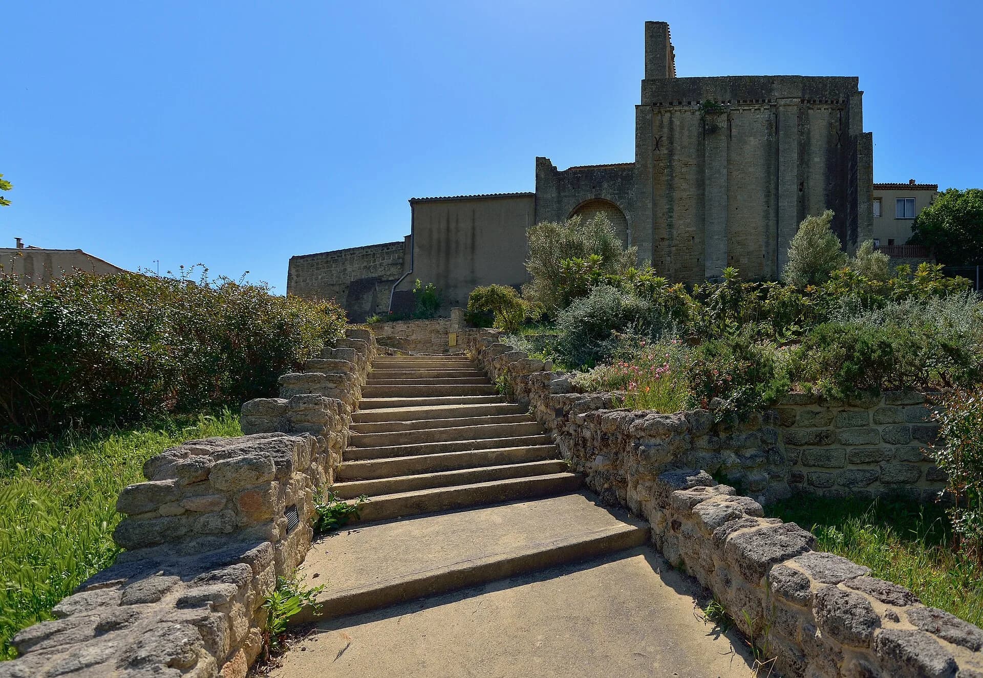 L'escalier de pierre qui monte vers l'église Saint-Pierre de Montbazin
