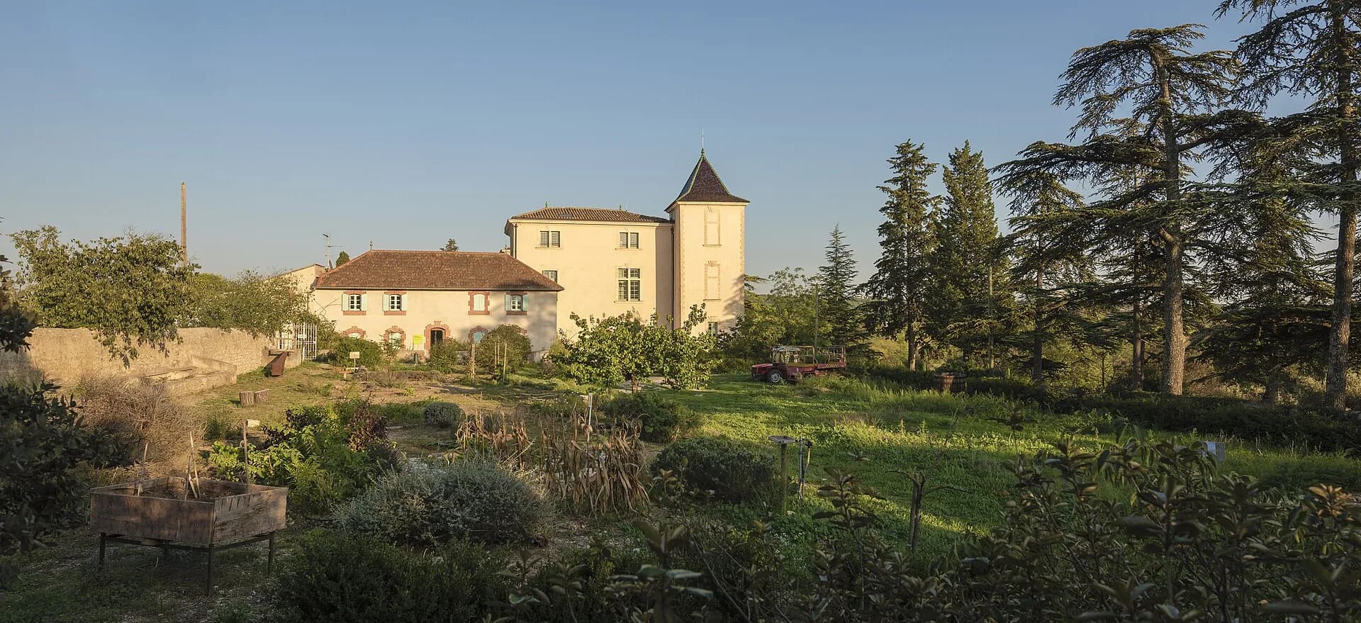 Le château de Restinclières à Prades-le-Lez, vu du potager