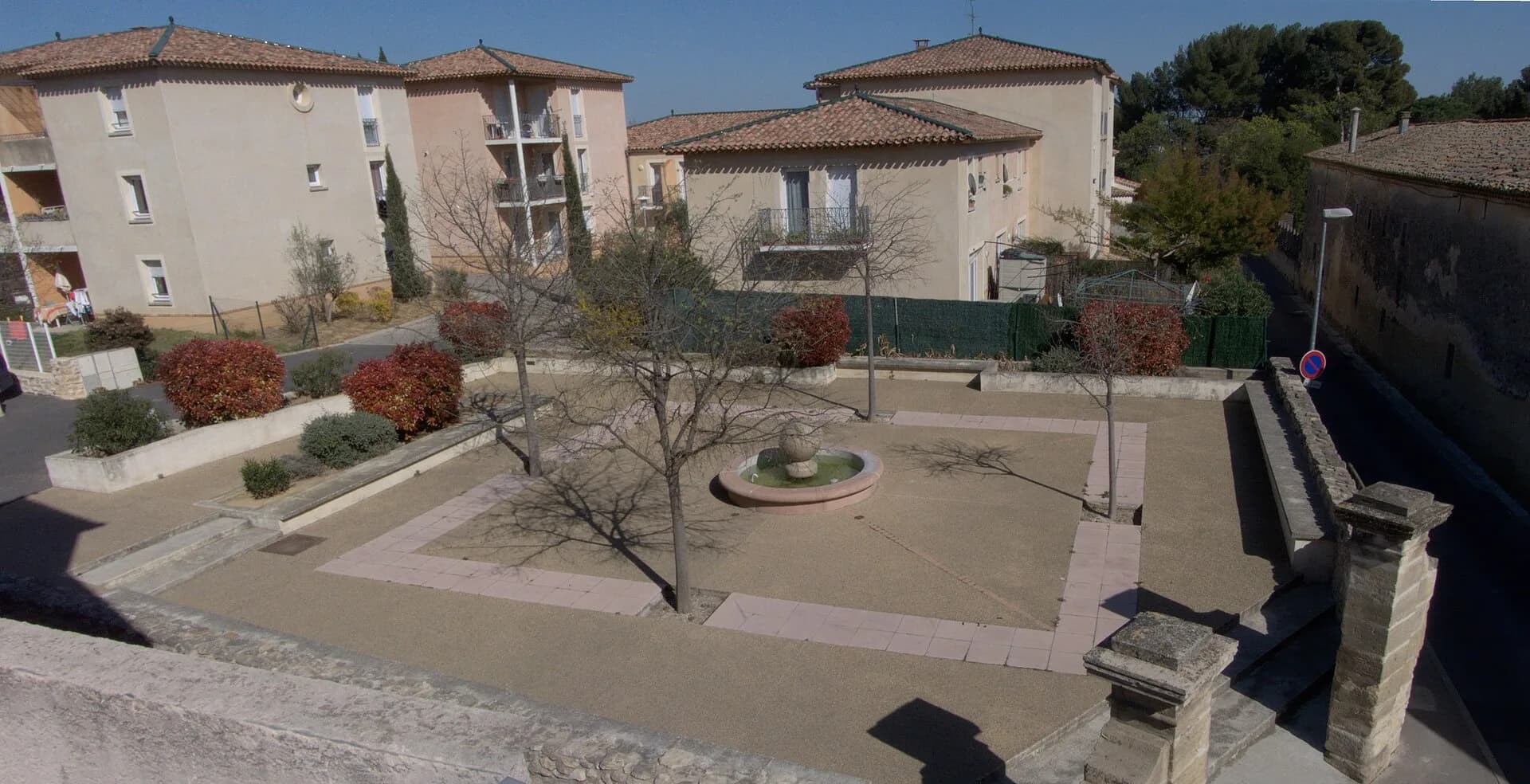 Une place de Saint-Aunès, sa fontaine et les maisons récentes autour