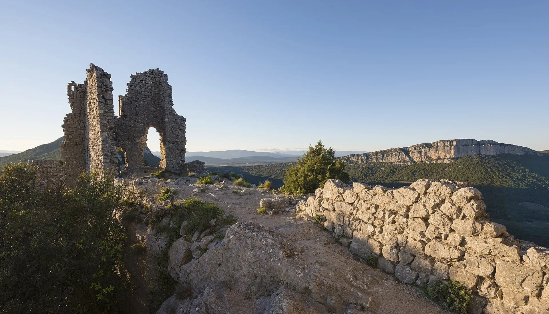 Les ruines du château de Montferrand et la falaise de l'Hortus, à Saint-Mathieu-de-Tréviers