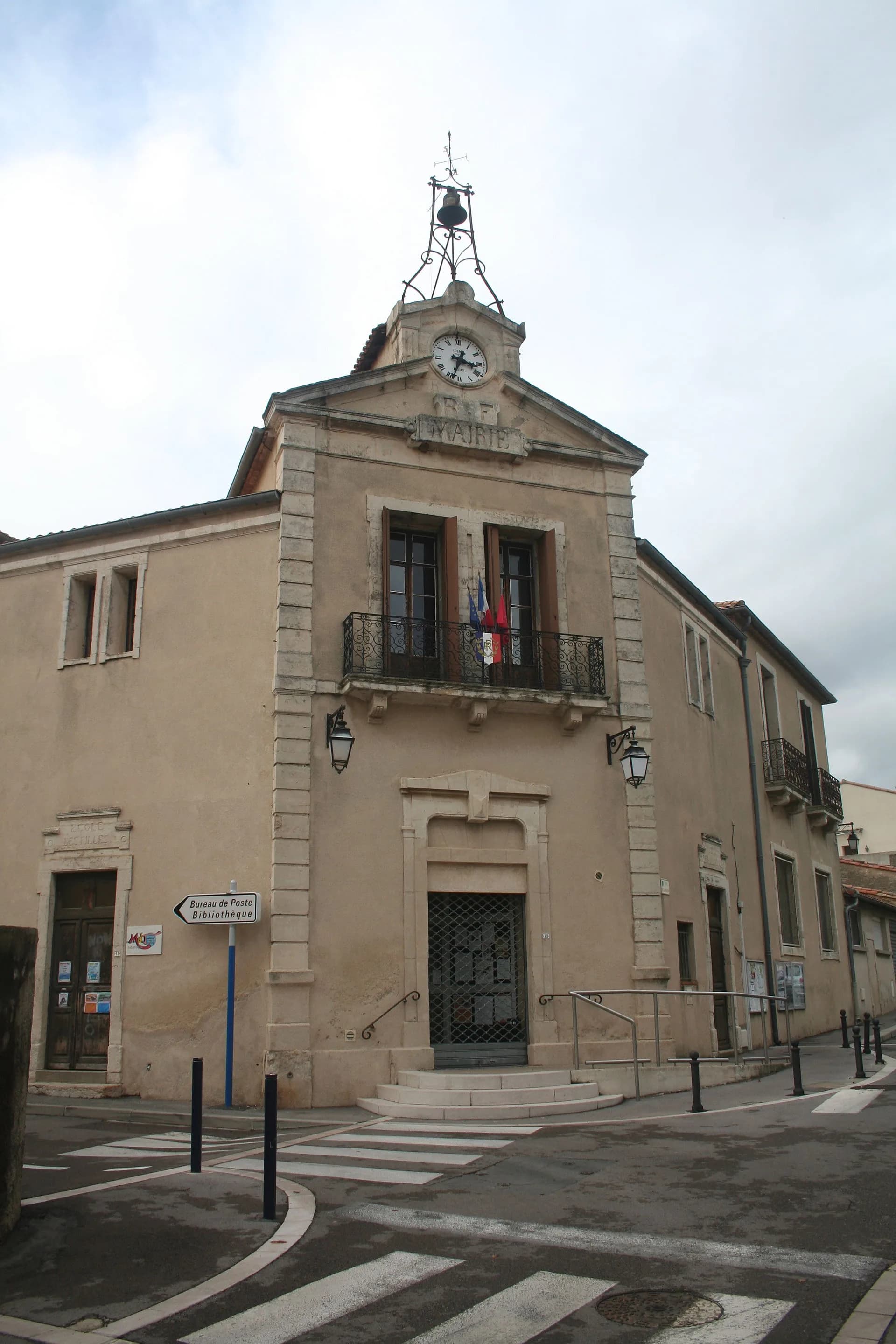 La mairie d'angle de Saussan, son horloge et sa cloche