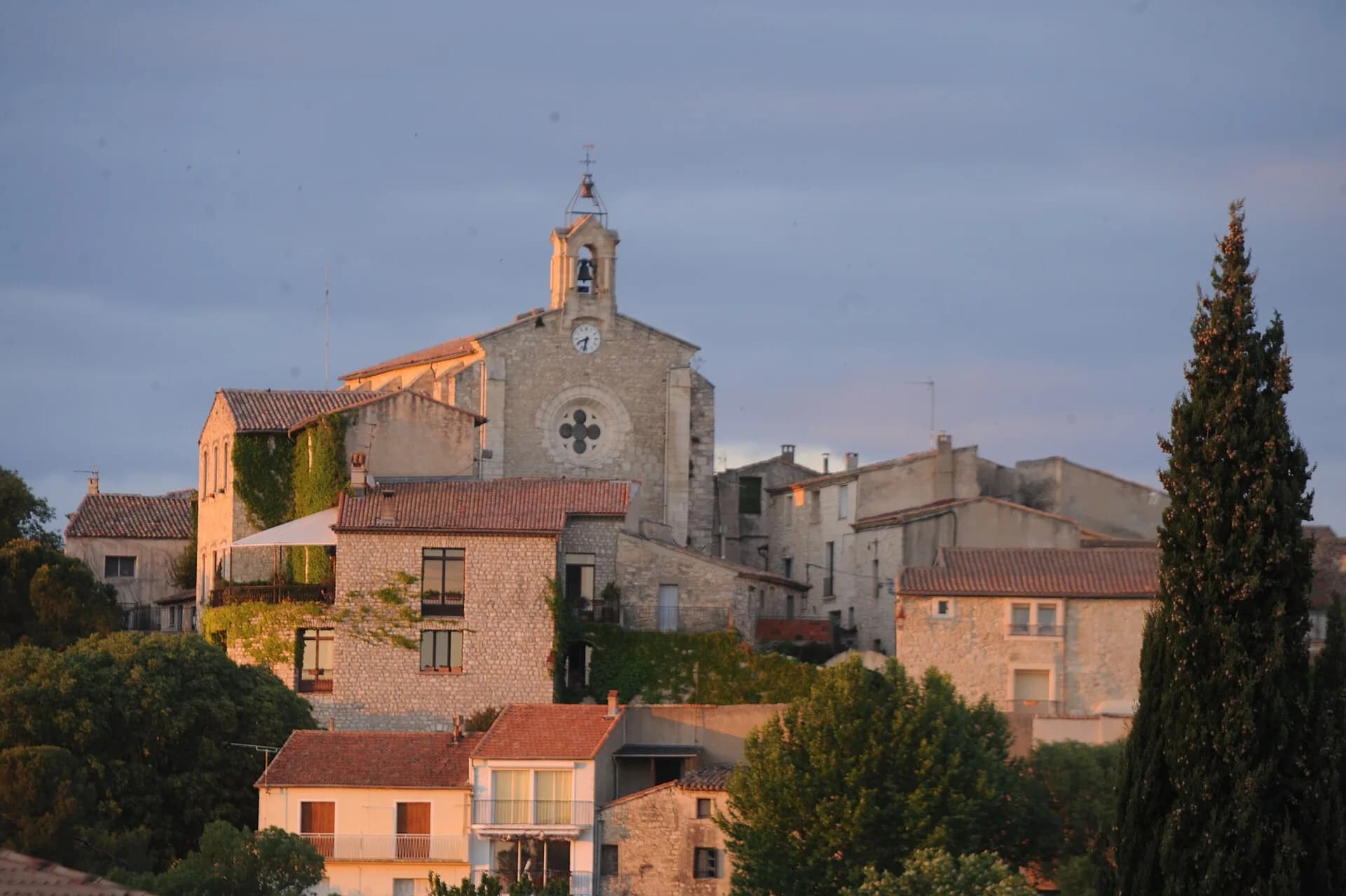 Le village de Teyran au coucher de soleil, maisons de pierre et clocher