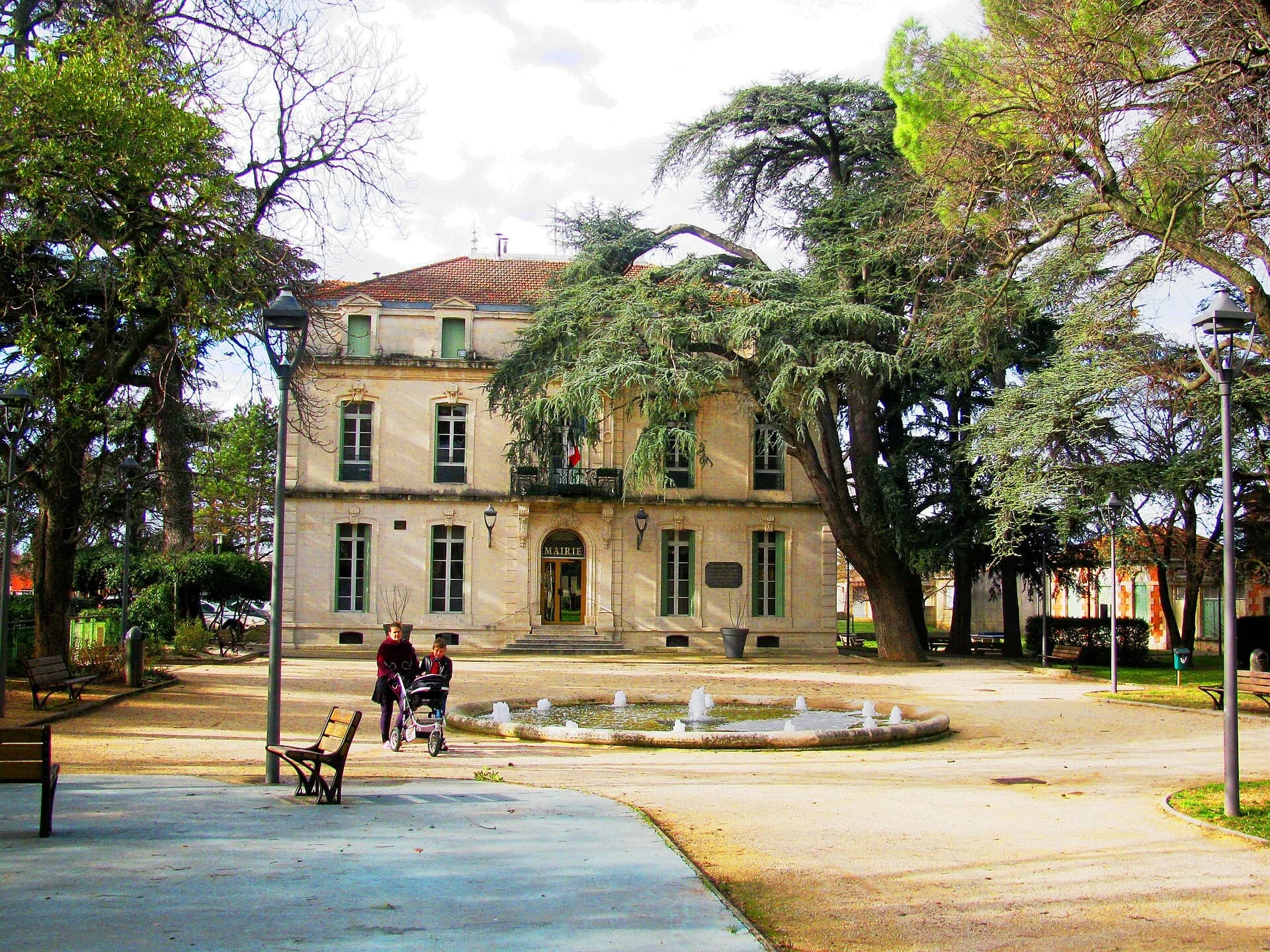 La mairie de Bouillargues, son parc et sa fontaine