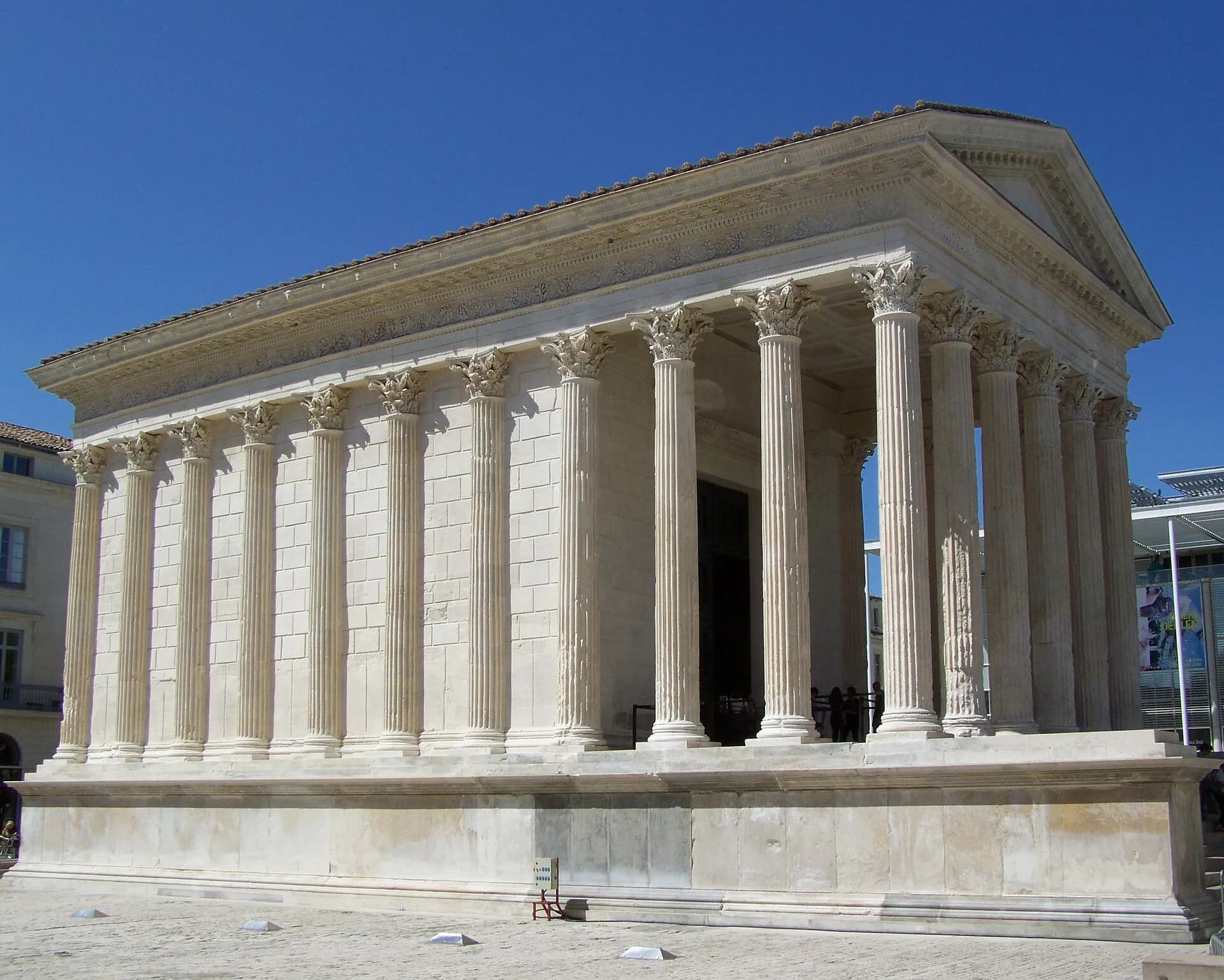 La Maison Carrée, temple romain au centre de Nîmes