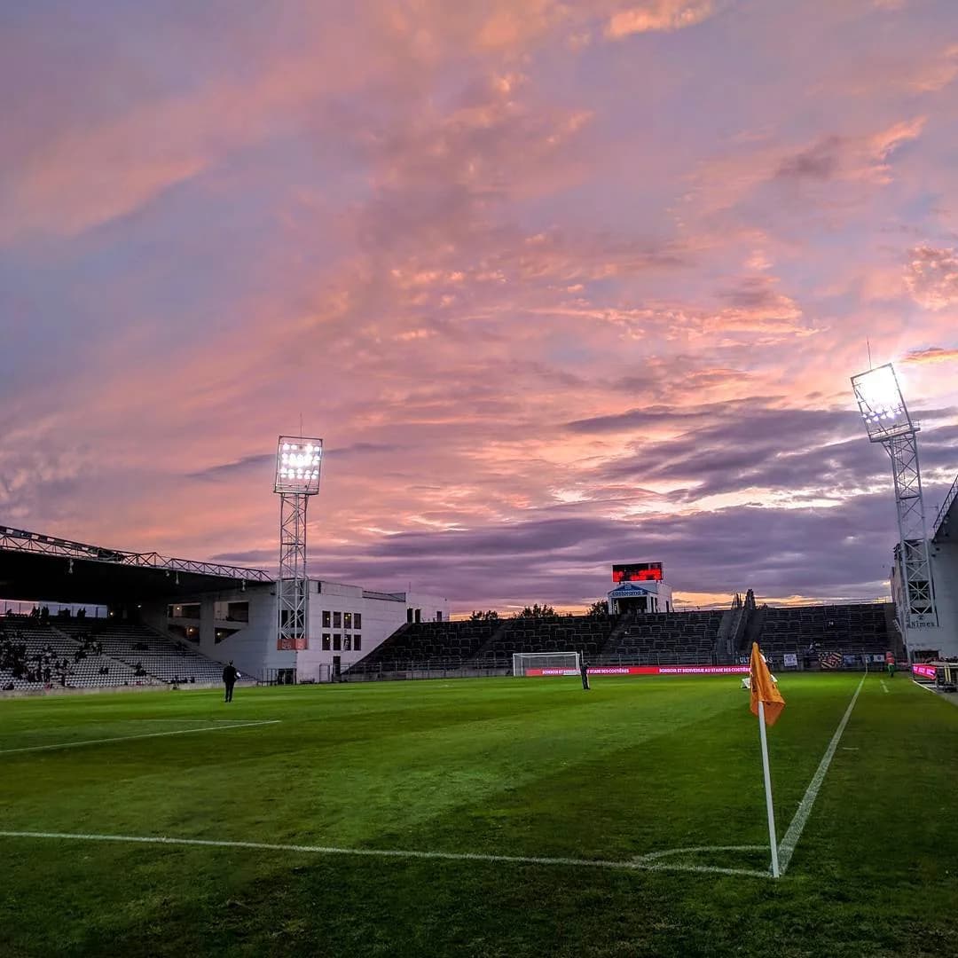 La pelouse du stade des Costières à Nîmes, au crépuscule