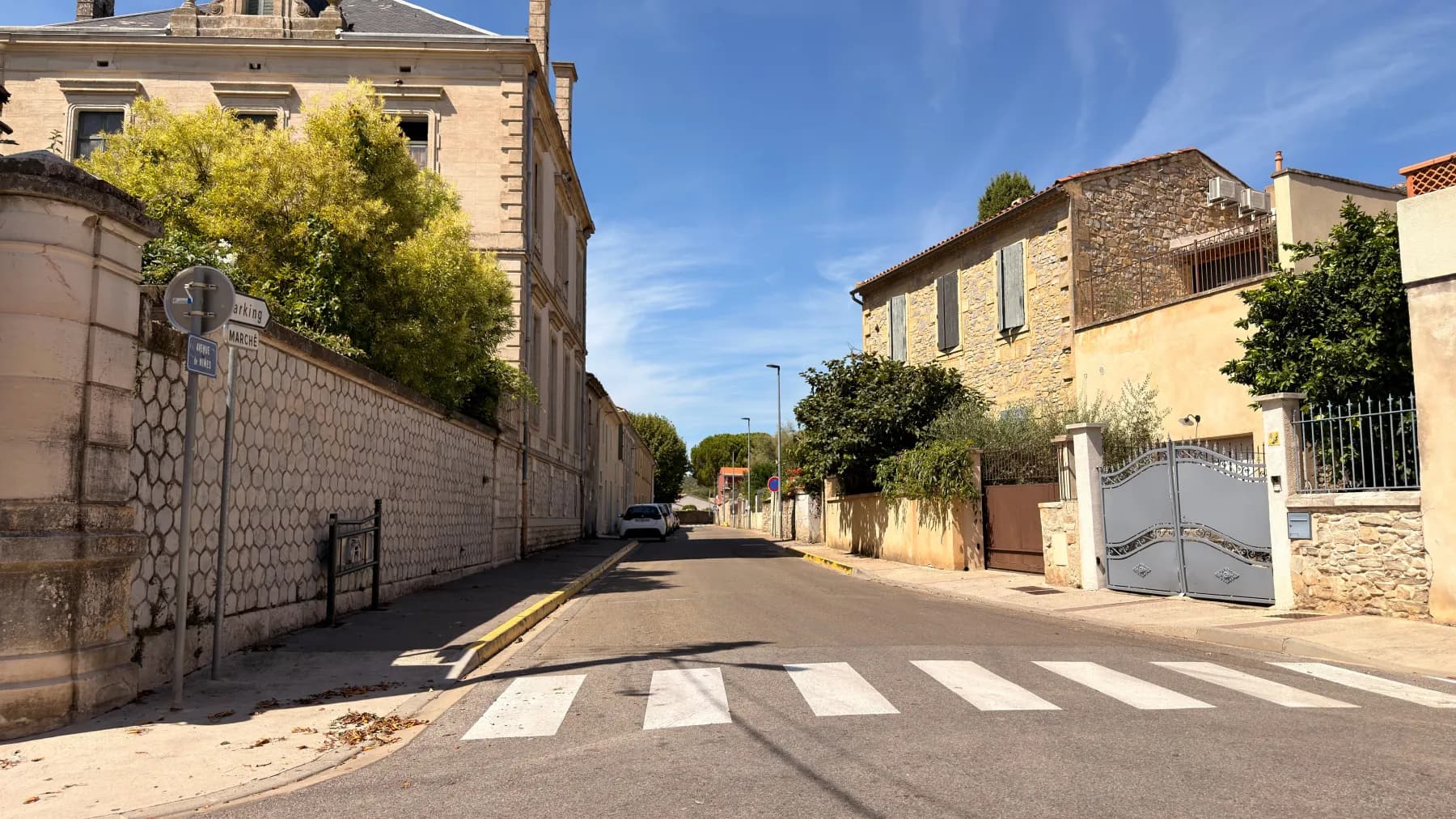 Maisons en pierre et portail en fer forgé, avenue de Nîmes à Marguerittes