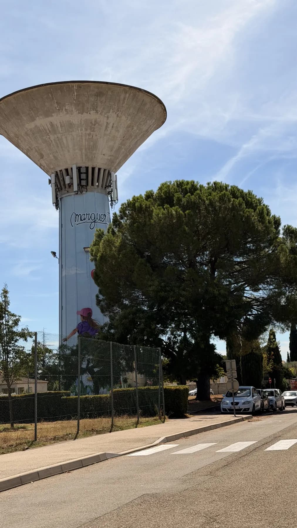 Le château d'eau de Marguerittes, peint et signé au nom du village