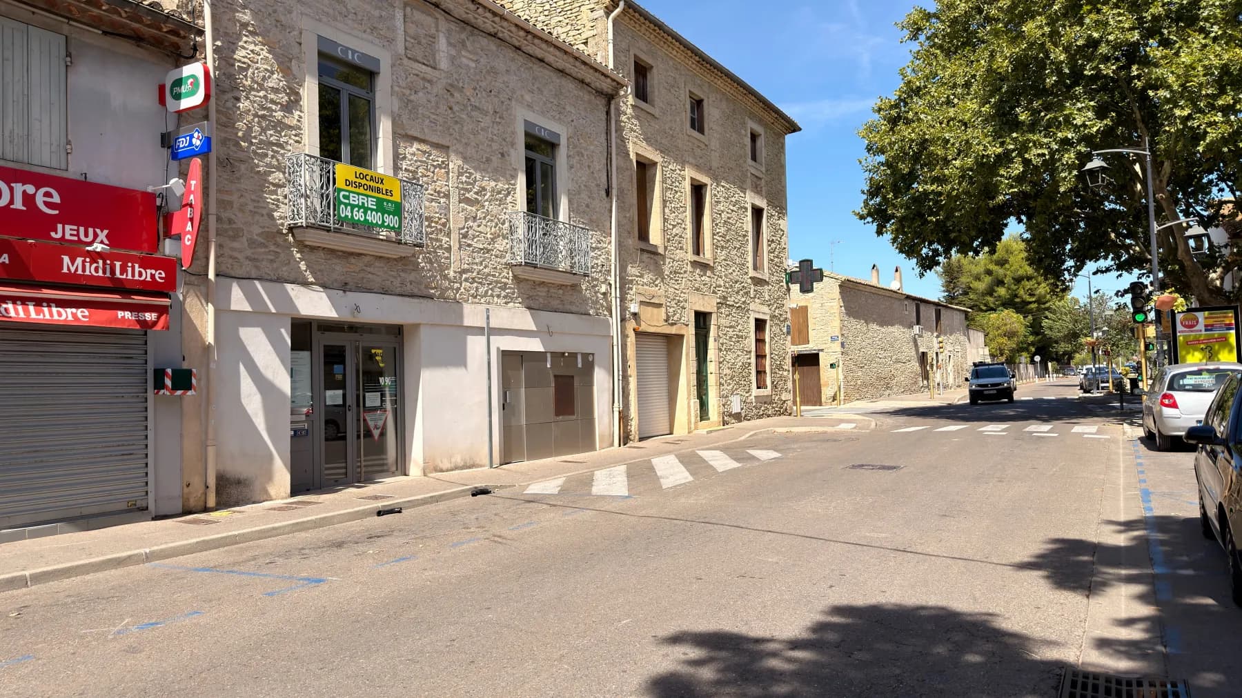 Tabac-presse, banque et pharmacie dans le centre de Marguerittes