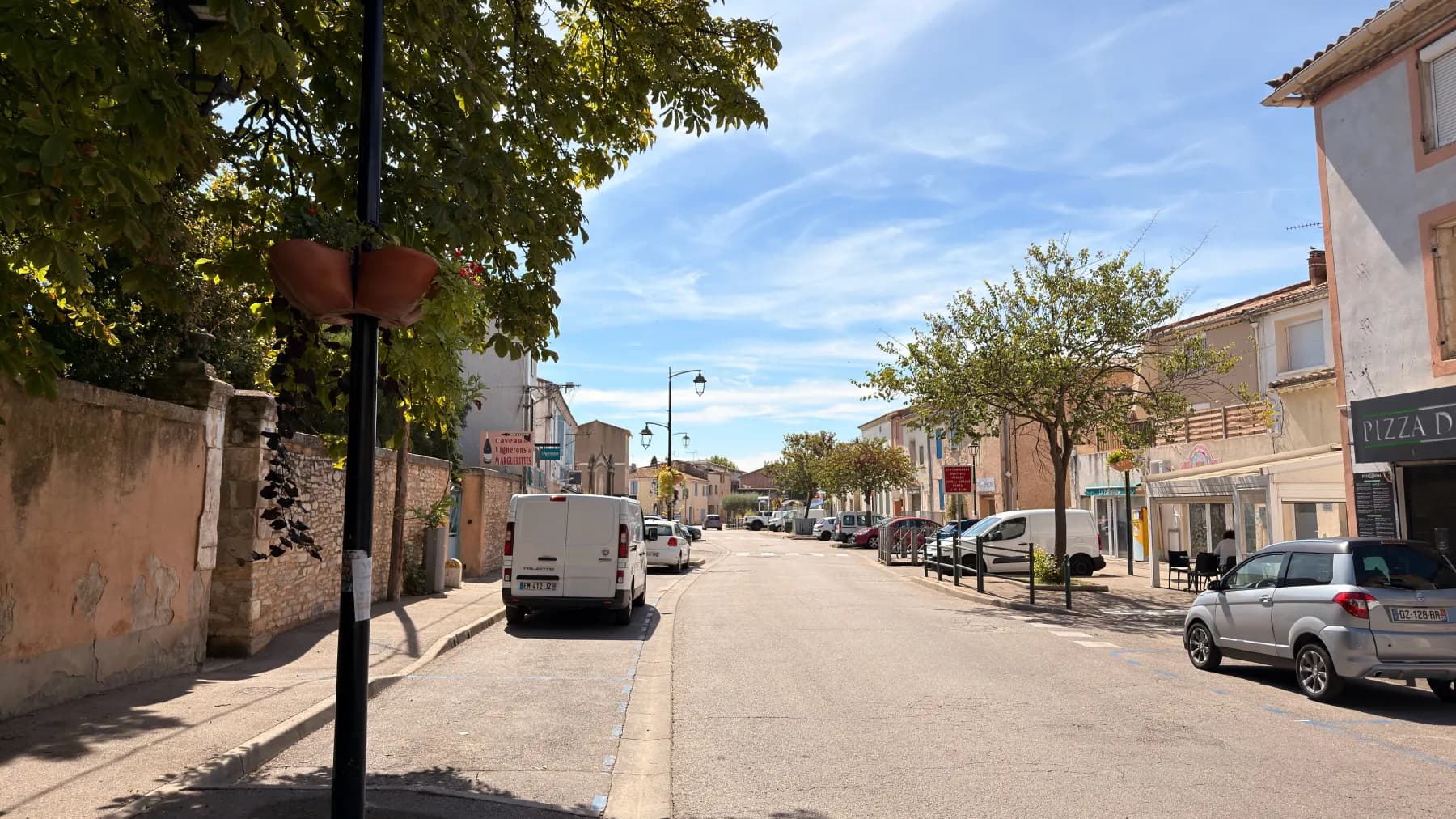 La rue principale de Marguerittes, ses platanes et le caveau des vignerons