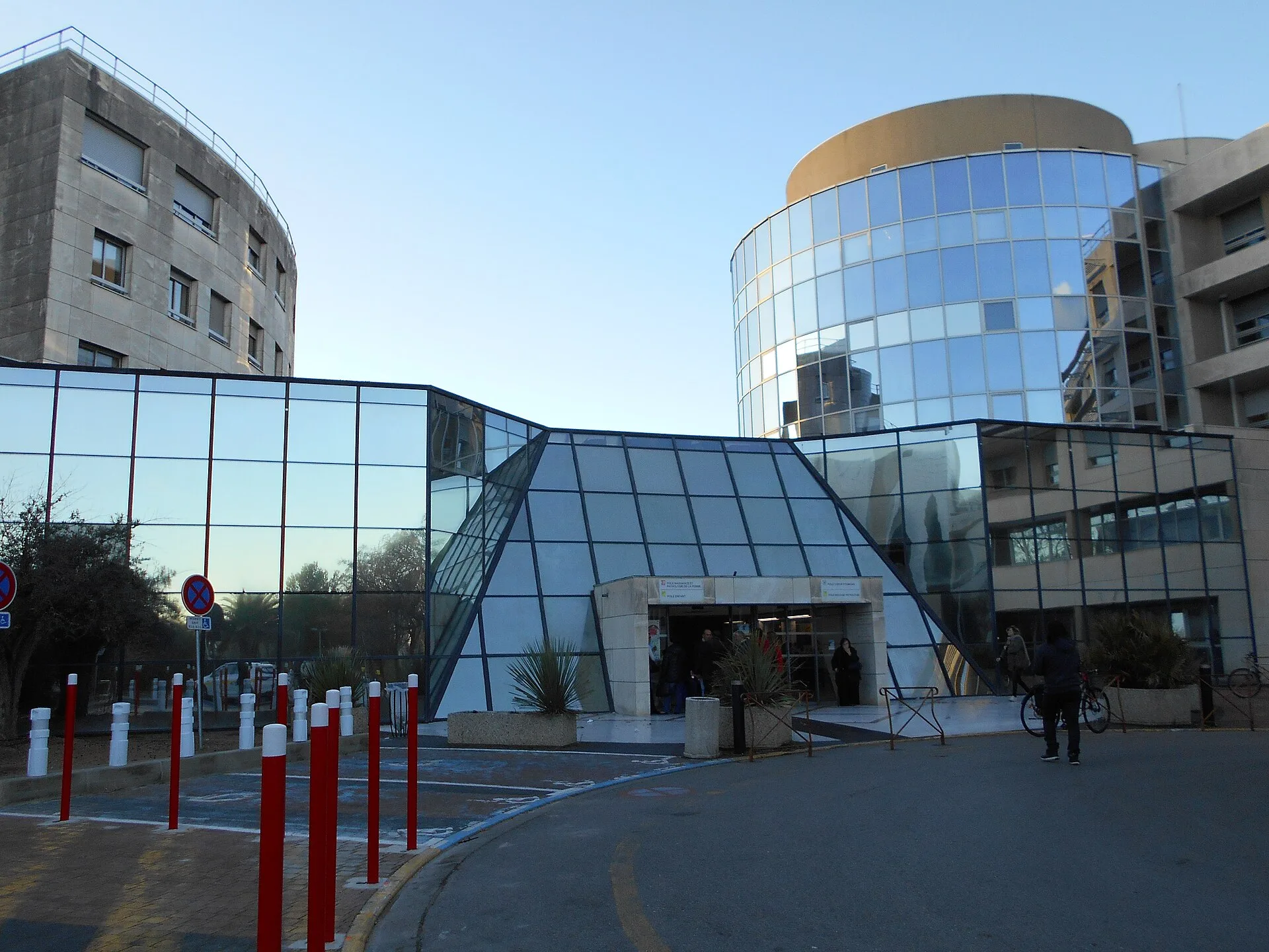 L'entrée de l'hôpital Arnaud de Villeneuve, quartier Hôpitaux-Facultés à Montpellier