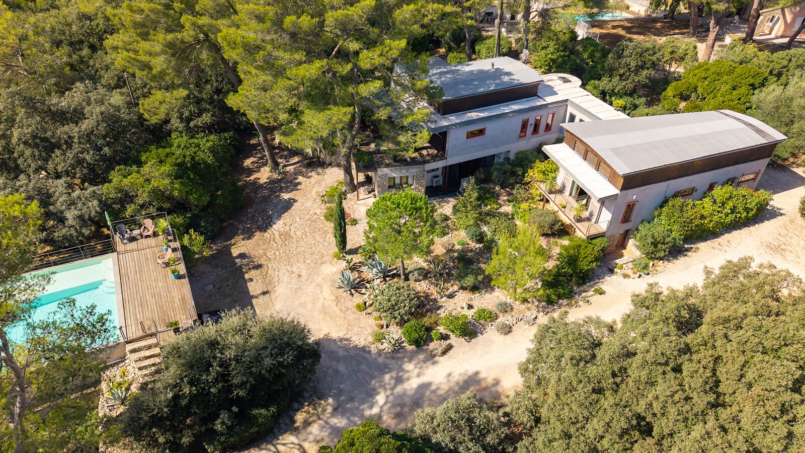 Villa d'architecte sur les hauteurs de Nîmes, vue aérienne du domaine, piscine et terrain arboré