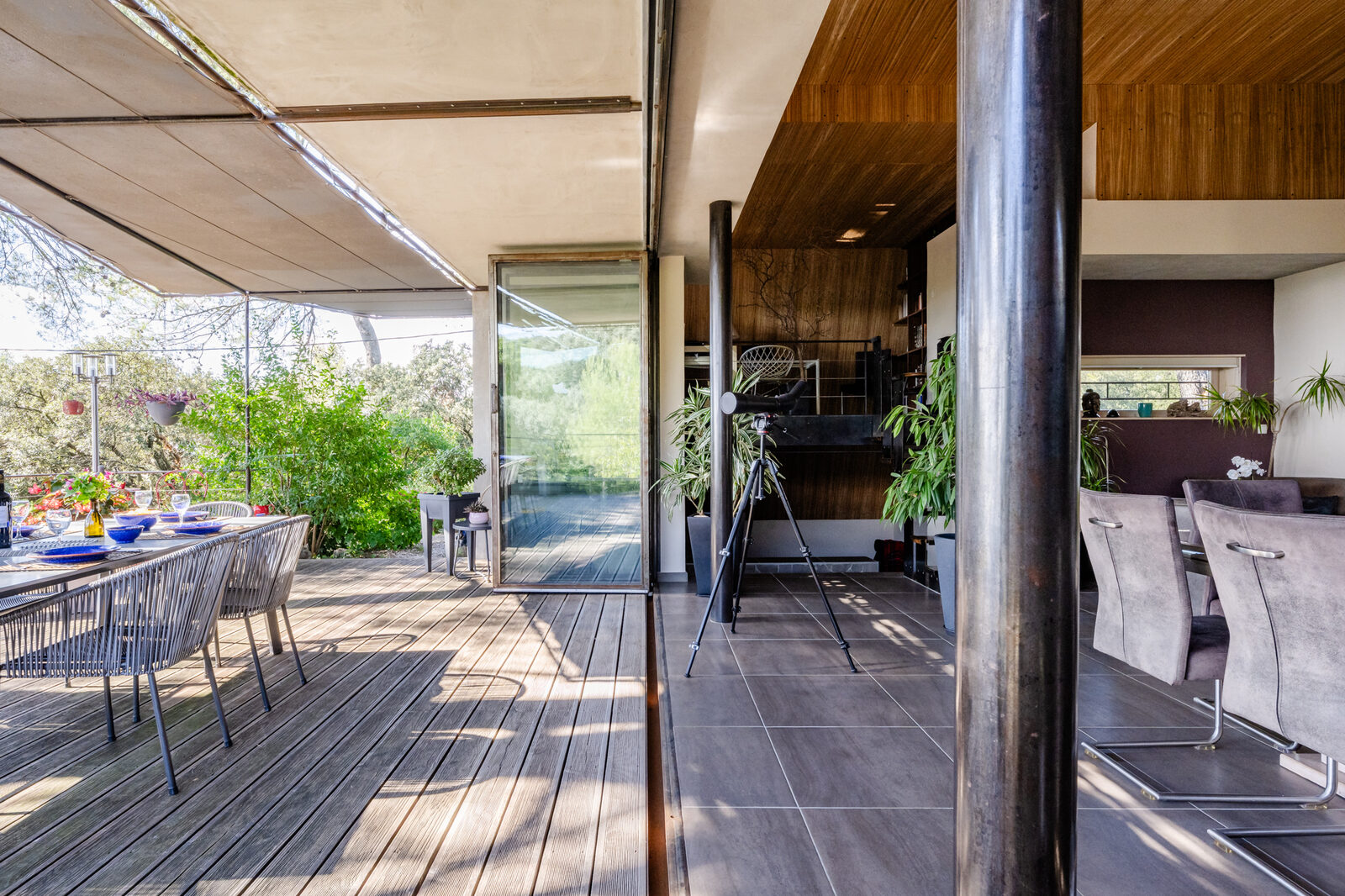 Continuité entre la terrasse et le séjour de la villa d'architecte, près de Nîmes